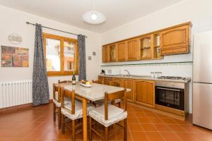 a kitchen with a table and a refrigerator at Il Vulcano di Milo in Milo