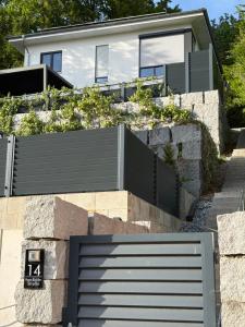 a house with a garden on the side of it at Spa-Villa mit privatem Whirlpool&Sauna und Panoramablick in Wellheim