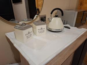 a counter top with a tea kettle and a toaster at De Windmolen in Centurion