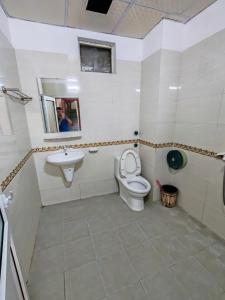 a bathroom with a toilet and a sink at Tùng Linh Hotel in Sầm Sơn