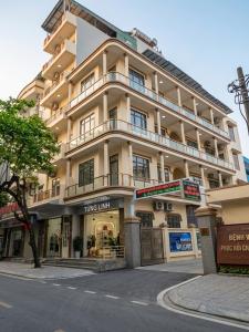 a large white building on a city street at Tùng Linh Hotel in Sầm Sơn