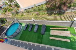 an overhead view of a picnic table and a pool at Il Vulcano di Milo in Milo