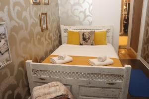 a small bedroom with a bed with towels on it at Dejavu Terrace Setúbal in Setúbal