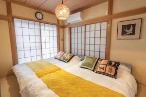 a large bed in a room with large windows at 暖迎の宿 in Tokyo