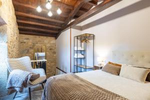 a bedroom with a bed and a chair at Vagalume in Vedra