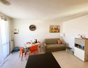 a living room with a couch and a table at A casa di Any in Cascina