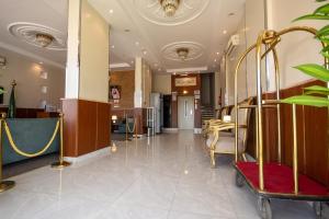 a lobby of a hospital with a waiting room at صدي للشقق المخدومة in Khamis Mushayt