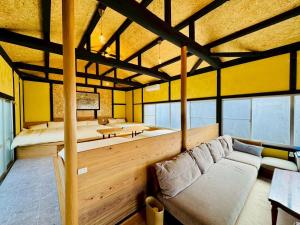 a room with a sauna with two couches in it at 風乃釣り宿 in Shirahama