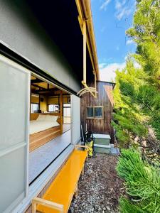 a house with a bench on the side of it at 風乃釣り宿 in Shirahama