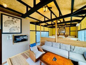 a living room with a couch and a bed at 風乃釣り宿 in Shirahama