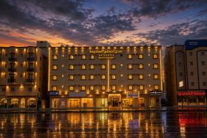 a large building with lights on the front of it at صدي للشقق المخدومة in Khamis Mushayt