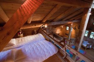ein Schlafzimmer mit einem Etagenbett in einem Blockhaus in der Unterkunft Le Chalet de Lara in Val dʼIlliez