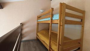 a couple of bunk beds in a room at Appartement du Port Neuf in Lanton