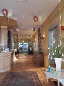 a lobby with balloons hanging from the ceiling at Hotel Kaiserpfalz in Fritzlar +1 photo