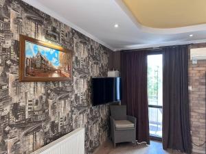 a living room with a wall mural of a city at Art Apartments in Hajdúszoboszló
