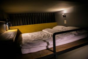 Voodi või voodid majutusasutuse Silom Space Hostel toas