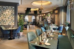 a restaurant with tables and chairs and a bar at Hôtel Château Frontenac in Paris