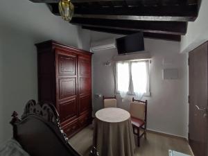 a room with a table and a cabinet and a window at Hogar de la plata in Sanlúcar de Barrameda