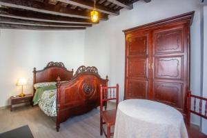a bedroom with a bed and a large wooden door at Hogar de la plata in Sanlúcar de Barrameda