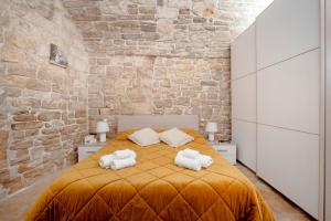 a bedroom with a bed with two towels on it at Il Corallo in Molfetta