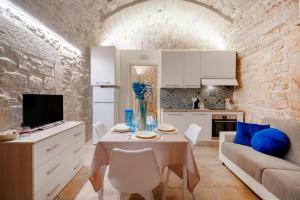 a kitchen and living room with a table and a couch at Il Corallo in Molfetta