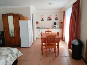 a kitchen and dining room with a table and chairs at Petronella Guest House in Bethlehem