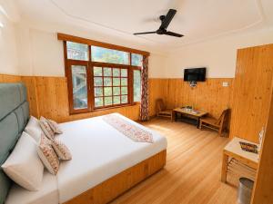 Gallery image of Suraj Inn ! near Hadimba temple ! Rooftop cafe ! personal parking in Manāli