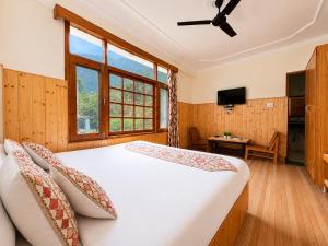 Gallery image of Suraj Inn ! near Hadimba temple ! Rooftop cafe ! personal parking in Manāli