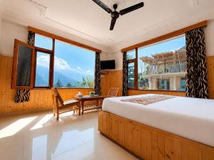 Gallery image of Suraj Inn ! near Hadimba temple ! Rooftop cafe ! personal parking in Manāli
