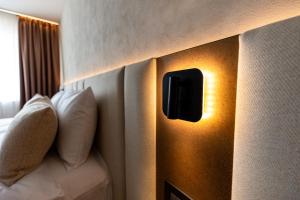 ein Lichtschalter an der Wand neben einem Bett in der Unterkunft Civico14 in Târgovişte