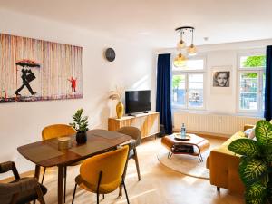 a living room with a couch and a table at Modernes Apartment im Herzen der Ravensburger Altstadt in Ravensburg