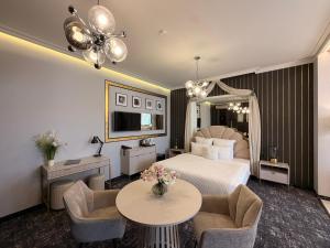 ein Hotelzimmer mit Bett, Tisch und Stühlen in der Unterkunft Hotel Luxor in Lublin