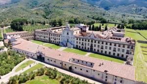 an aerial view of a large building with mountains in the background at A casa di Any in Cascina
