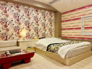 ein Schlafzimmer mit Bett und geblümter Tapete in der Unterkunft D'or ドール - レジャーホテル in Mochimune + 17 Fotos