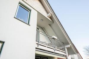 a balcony on the side of a building at Ferienwohnung Auszeit mit Waldgeflüster 35231 in Hesel