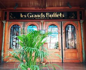 a building with a sign that reads its grand buildings at Appartement près des Grands Buffets climatisé in Narbonne