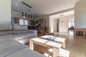 a living room with a couch and a table at Villa Sofia casa con giardino e spiaggia condivisa in Pettenasco