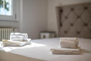 two towels are sitting on top of a bed at Villa Sofia casa con giardino e spiaggia condivisa in Pettenasco +42 photos