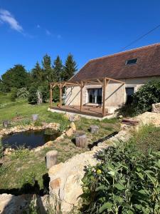 a house with a pond in front of it at Maison Périgourdine familiale in Saint-Jean-dʼEyraud