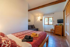 a bedroom with a bed and a couch at Les Acacias in Colombiers