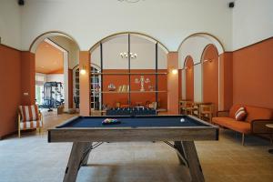 a large room with a pool table in it at La Villa des Chien in Ban Nong Chap Tao