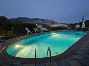 a large swimming pool with a table and a chair at La Palma in Lerici