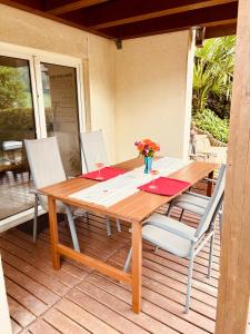 a wooden table and chairs on a deck at Ferienwohnung momentglücklich in Eggingen in Eggingen