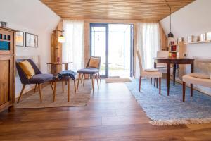 a living room with a table and chairs at Hexenhaus Finn - Nichtraucher Grundstück in Bodstedt