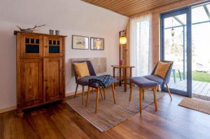 a living room with two chairs and a table at Hexenhaus Finn - Nichtraucher Grundstück in Bodstedt