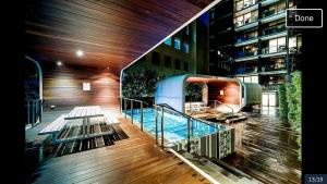 una piscina al lado de un edificio en Elm Apartment en Melbourne