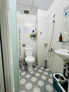 a bathroom with a toilet and a sink at Căn Studio Áp Mái Full Nội Thất - Gần TTTM Aeon Tân Phú in Ho Chi Minh City +6 photos