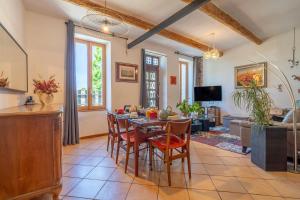 a kitchen and dining room with a table and chairs at Les Acacias in Colombiers