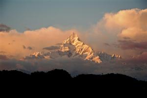 Pemandangan gunung umum atau pemandangan gunung yang diambil dari hotel