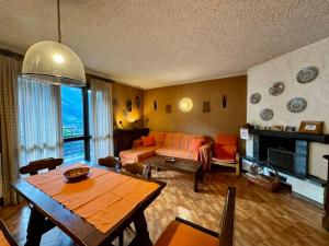 a living room with a couch and a table at Casa Vacanza Caspoggio in Caspoggio